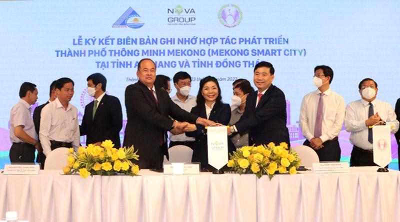 Lễ ký kết biên bản ghi nhớ hợp tác giữa NovaGroup với UBND tỉnh Đồng Tháp và UBND tỉnh An Giang về Dự án phát triển Thành phố thông minh Mekong (Mekong Smart City). Ảnh: Văn Khương
