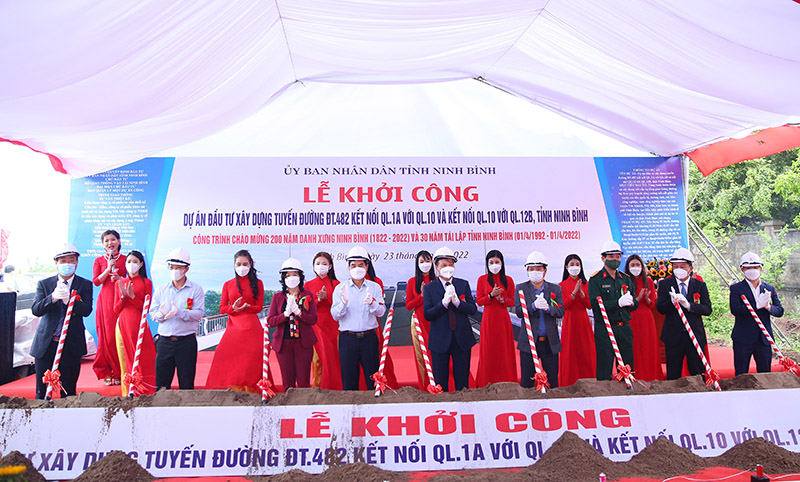Các đồng chí lãnh đạo tỉnh Ninh Bình và các đại biểu tham gia khởi công công trình tuyến đường ĐT.482 kết nối QL.1A với QL.10 và kết nối QL.10 với QL.12B.