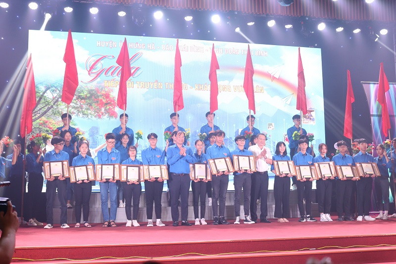 Trao thưởng cho học sinh đạt điểm cao trong kỳ thi THPT Quốc gia
