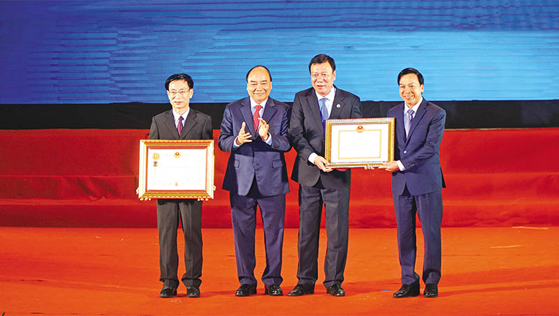 Thủ tướng Chính phủ Nguyễn Xuân Phúc trao Huân chương Độc lập hạng Ba và Bằng công nhận đạt chuẩn Nông thôn mới cho tỉnh Nam Định
