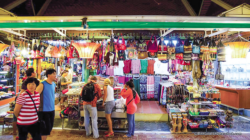 Người Campuchia sẵn sàng chấp nhận các xu hướng mới như thương mại điện tử. Trong ảnh: một khu chợ đêm ở Phnôm Pênh