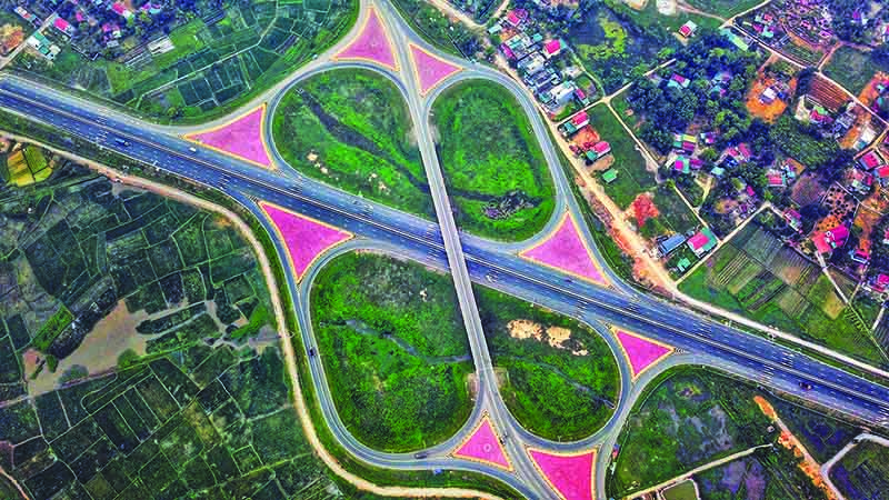 Tiến độ xây dựng đường cao tốc tại Việt Nam trong 10 năm gần đây có bước tiến lớn khi hoàn thành được 1.074 km, gấp 10 lần so với 10 năm trước đó.