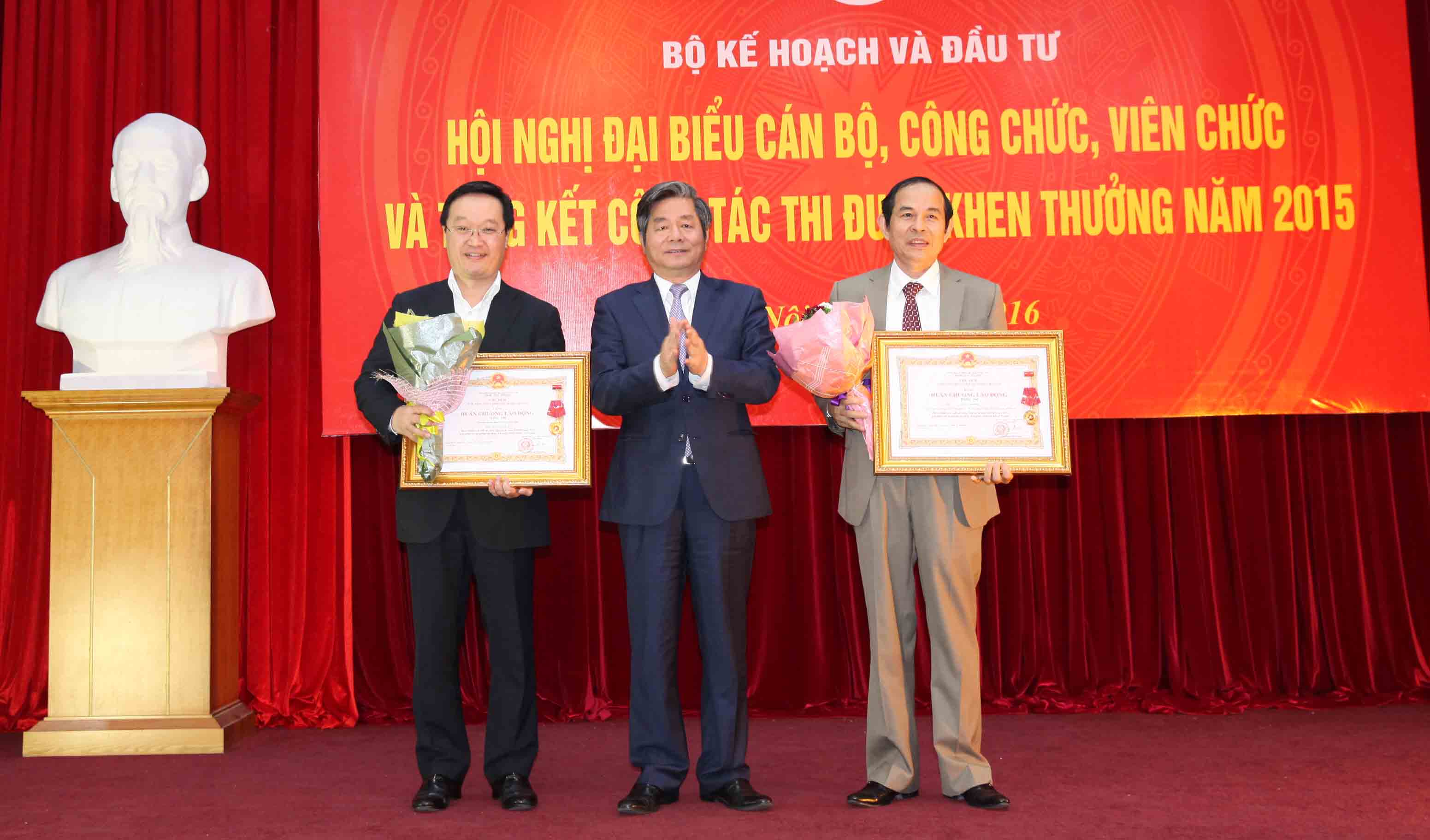 Thừa ủy quyền Chủ tịch nước, Bộ trưởng Bộ Kế hoạch và Đầu tư Bùi Quang Vinh (giữa) trao tặng Huân chương Lao động hạng Nhì cho các tập thể là Vụ Kinh tế địa phương và lãnh thổ và Trường Cao đẳng kinh tế - kế hoạch Đà Nẵng.