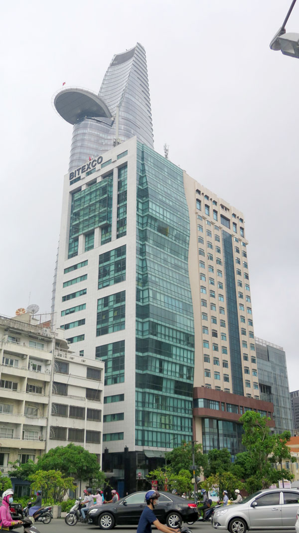 Bitexco Financial Tower bị các cao ốc mới vây quanh.