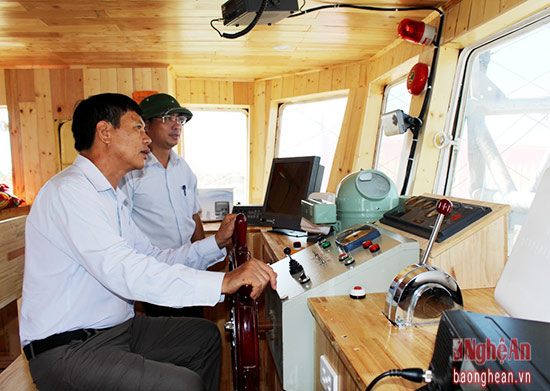 Lãnh đạo ngành Nông nghiệp và Phát triển nông thôn Nghệ An tham quan khoang lái của con tàu vỏ sắt được thiết kế hiện đại.