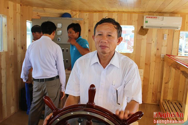 Ngư dân Nguyễn Kim Đương phấn khởi khi nhận tàu vỏ sắt lớn, vững vàng tâm thế trên biển.