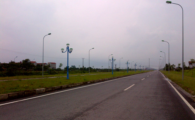 Dù hơn 1 năm trước, Hà Nội đã thông xe tuyến đường nối Khu công nghiệp Bắc Thăng Long - Nội Bài với tỉnh Vĩnh Phúc. Con đường đi qua địa bàn huyện Mê Linh với hàng loạt Dự án bất động sản nằm 2 bên đường.