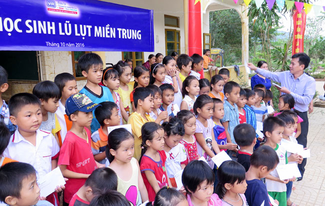 Ông Trần Duy Trinh, Trưởng Ban Đầu tư, Báo Đầu tư tặng quà cho các em học sinh Trường Tiểu học Hương Đô, huyện Hương Khê, tỉnh Hà Tĩnh.