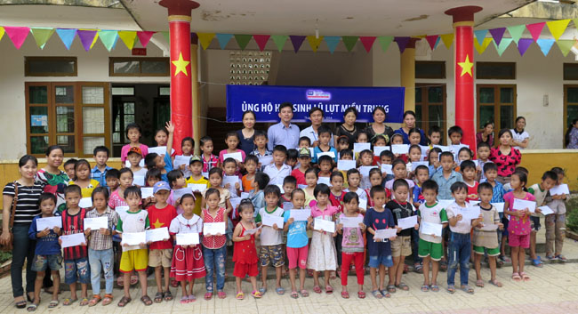 80 phần quà của Báo Đầu tư cùng tấm lòng của nhiều nhà hảo tâm khác giúp các em học sinh nghèo Trường Tiểu học Hương Đô, huyện Hương Khê đến trường sau cơn lũ dữ.