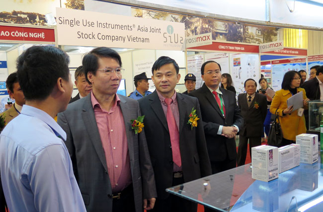 Thứ trưởng Bộ Y tế Lê Quang Cường (thứ 2 từ trái sang) thăm quan triển lãm.