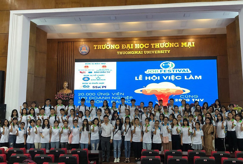 Đông đảo các bạn sinh viên, tình nguyện viên tham gia Job Festival 2019