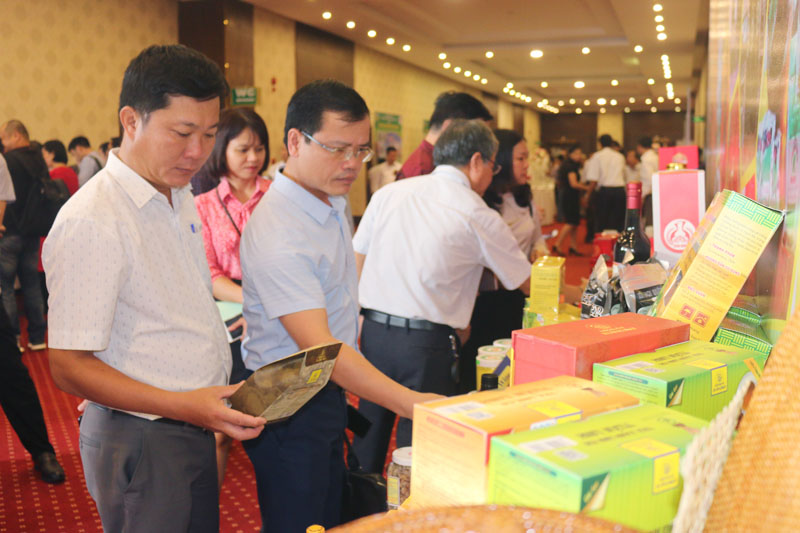 Các đại biểu tham quan gian hàng nông sản của doanh nghiệp tại hội nghị