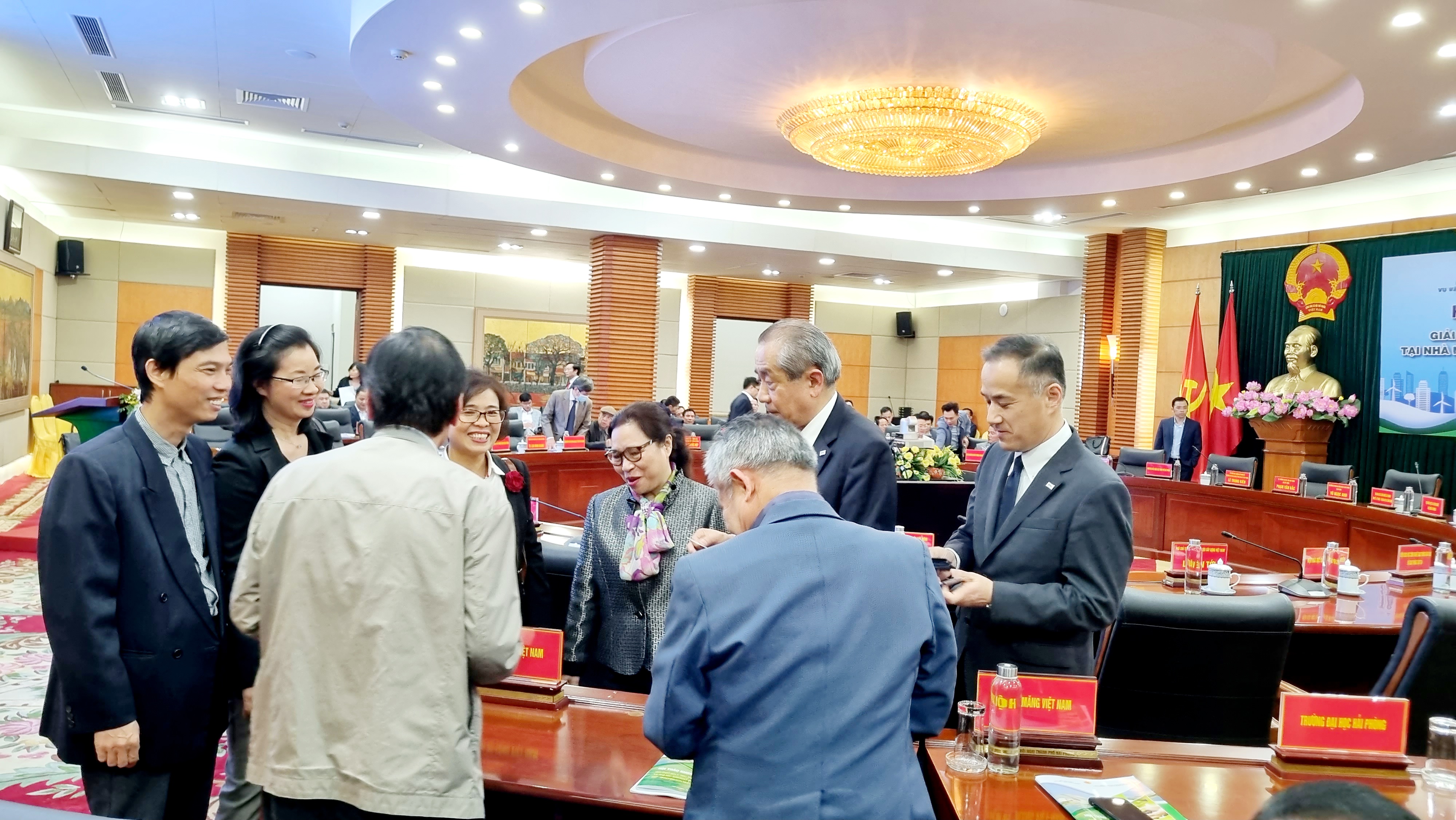 Các đại biểu trao đổi bên lề Hội thảo. Ảnh Thanh Sơn