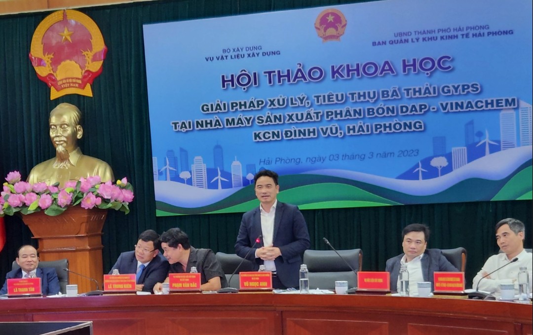 Lãnh đạo các Vụ của Bộ Xây dựng, Ban quản lý Khu kinh tế chủ trì Hội thảo. Ảnh Thanh Sơn