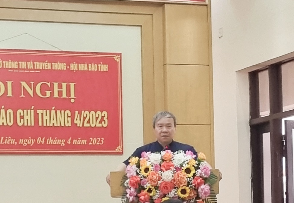 Ông Hoàng Ngọc Ngò, Phó chủ tịch UBND huyện Bình Liêu thông tin về các sản phẩm du lịch mới của huyện. Ảnh Thanh Tân