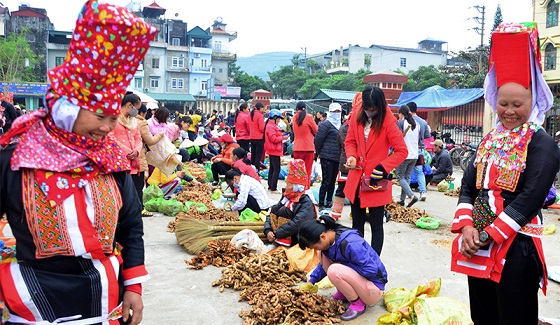 Hoạt động mua bán tại chợ phiên Bình Liêu. Ảnh Phòng VHTT huyện Bình Liêu