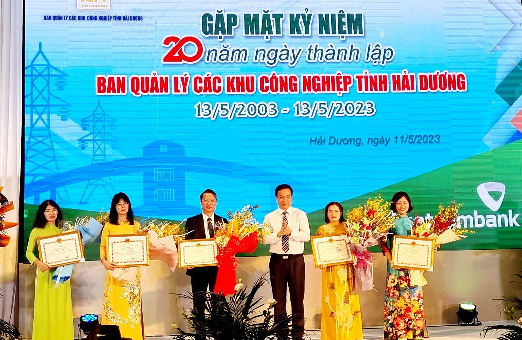 Ông Triệu Thế Hùng, Chủ tịch UBND tỉnh Hải Dương trao bằng khen của Tỉnh cho các cá nhân có thành tích xuất sắc. Ảnh Quỳnh Nga