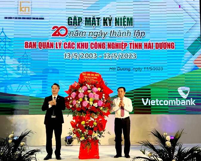 Ông Nguyễn Trung Kiên, Trưởng Ban quản lý các KCN Hải Dương nhận hoa chúc mừng của lãnh đạo Tỉnh. Ảnh:Quỳnh Nga