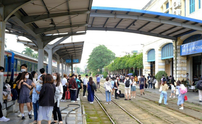 Nhiều hành khách lựa chọn đi lại bằng tàu hỏa tuyến Hà Nội - Hải Phòng