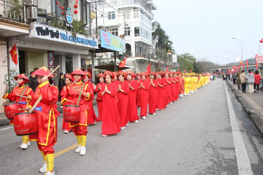 Hơn 1.000 người tham gia rước kiệu khai hội Đền Cửa Ông năm 2024