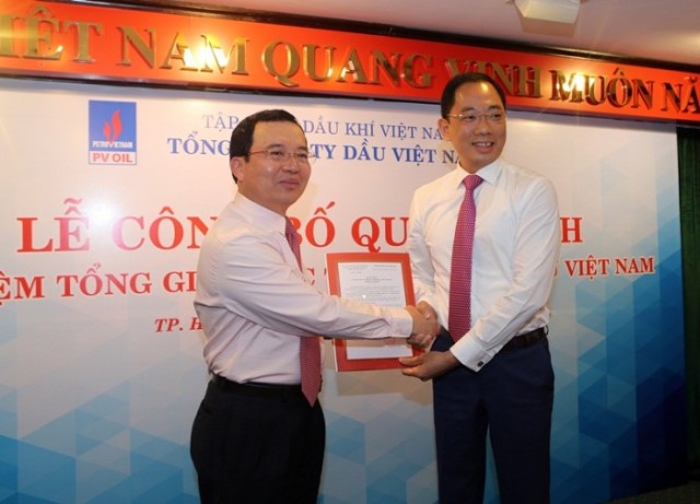 Ông Cao Hoài Dương (bên trái) nhận quyết định Tổng giám đốc PV Oil