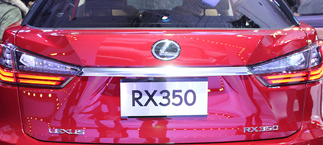 Logo Lexus có gắn cảm biến tự động mở cửa