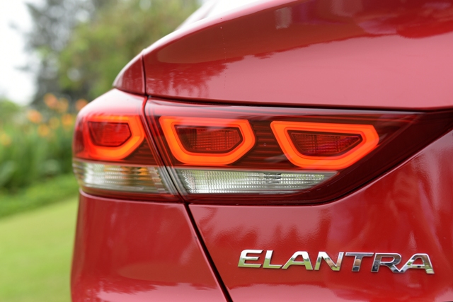 Hyundai Elantra 2016 thêm nhiều tiện ích mới, thêm quà khi mua xe 3