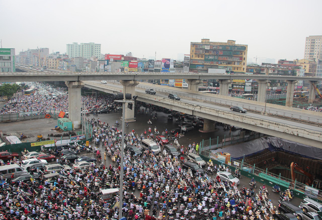 Giao thông đông đúc tại Hà Nội 