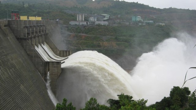 Nahf máy thủy điện Hòa Bình mở cửa xả đáy do mưa nhiều, nước về nhiều  