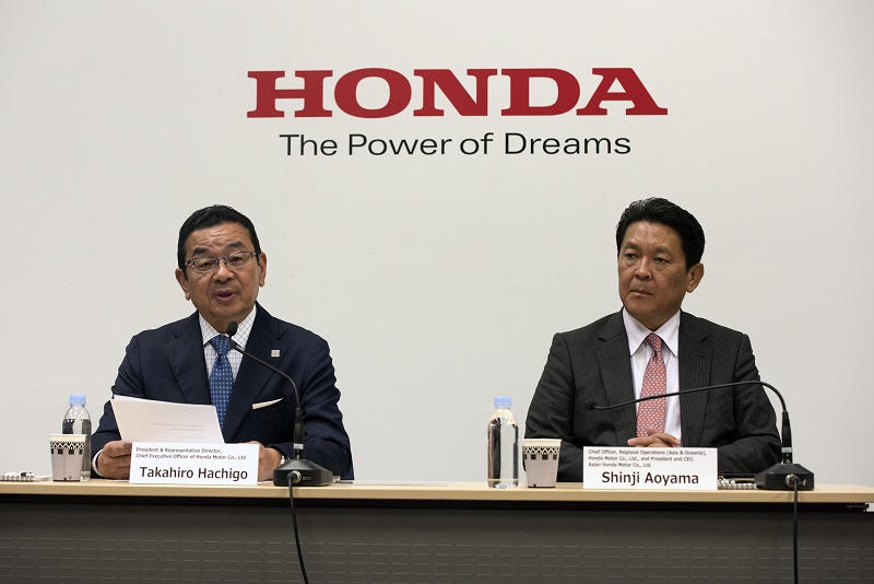 CEO Honda toàn cầu Takahiro Hachigo (trái) và ông ông Aoyama Shiji, Chủ tịch kiêm Giám đốc điều hành Honda châu Á 