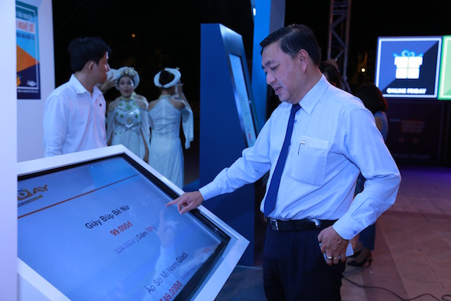 những máy mua sắm trực tuyến được lắp đặt tại Sự kiện BIG –OFF thuộc khuôn khổ chương trình được tổ chức tại công viên Lê Văn Tám, Q.1, Tp. Hồ Chí Minh trong 03 ngày 01,02,03 tháng 12