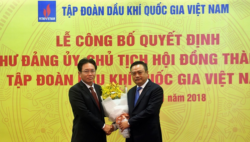 Tân Chủ tịch HĐTV PVN Trần Sỹ Thanh (phải) nhận hoa chúc mừng từ Tổng giám đốc PVN Nguyễn Vũ Trường Sơn 