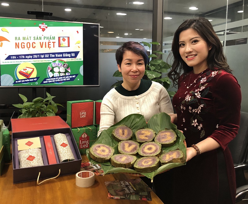Nguyễn Thu Hoài (phải) giới thiệu tạo hình chữ U23 Vô Địch từ bánh chưng 