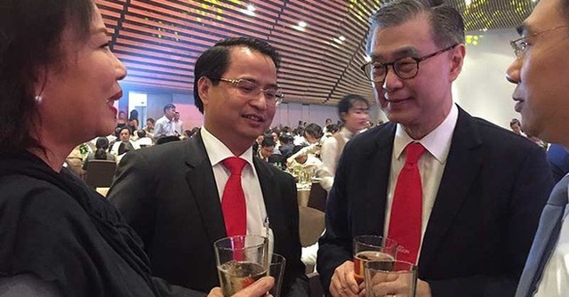 Ông Võ Thanh Hà, chủ tịch HĐQT Sabeco và ông Koh Poh Tiong (phải) 
