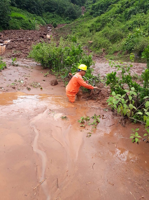 Công nhân điện lực Lai Châu đang xử lý sự cố trên địa bàn 