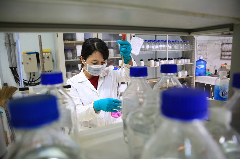 Nhân viên phân tích mẫu trong phòng thí nghiệm của Nhà máy Nhiên liệu sinh học Dung Quất 