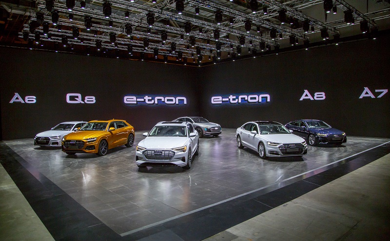 Audi e-tron (phía trước) sánh ngang với các mẫu xe Audi đang được bán hàng 