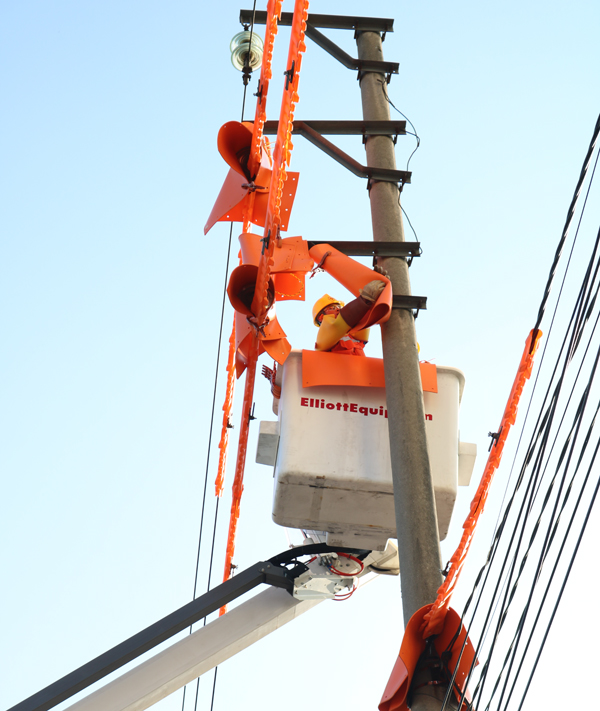 Sửa chữa điện trên đường dây mang điện đang được áp dụng tại nhiều địa phương nhằm nâng cao hiệu quả cấp điện 