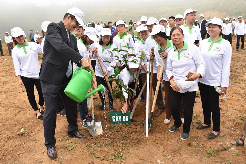 Ông Toru Kinoshita, Tổng giám đốc Toyota Việt Nam tham gia trồng cây 