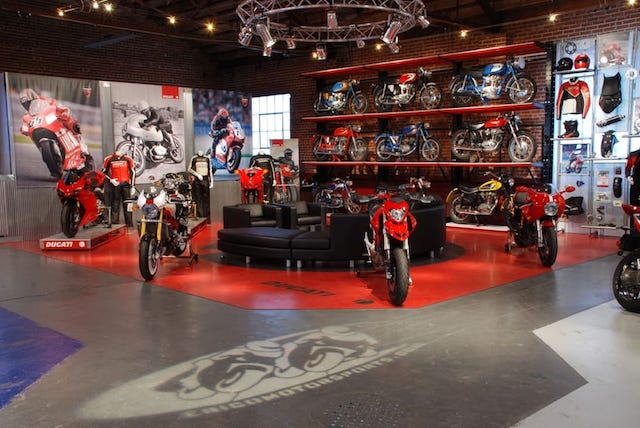 showroom truyền thống của Ducati 