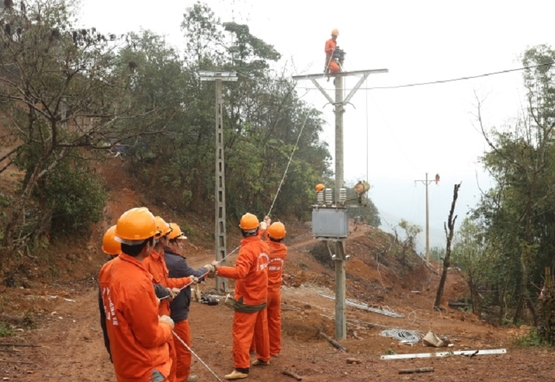 Thi công kéo điện về bản vùng cao Núi Hồng, xã Huy Thượng, huyện Phù Yên (Sơn La)