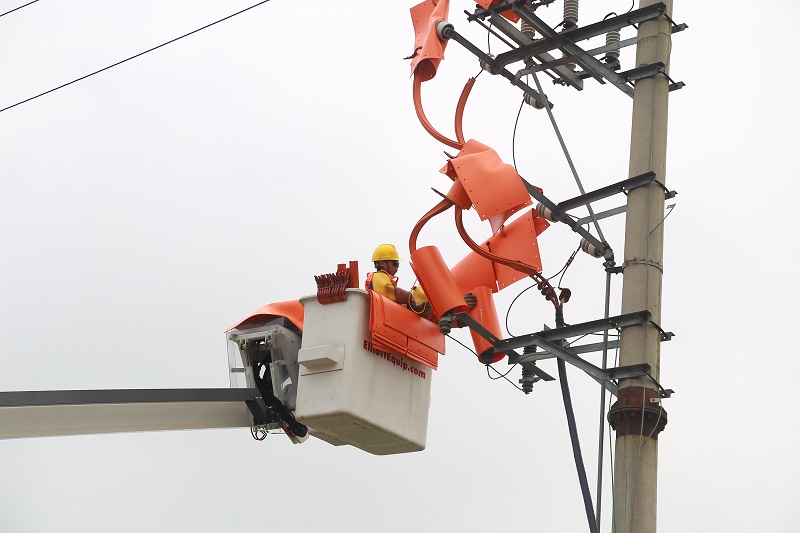 Sửa chữa điện trên đường dây mang điện đang được áp dụng tại nhiều địa phương nhằm nâng cao hiệu quả cấp điện 