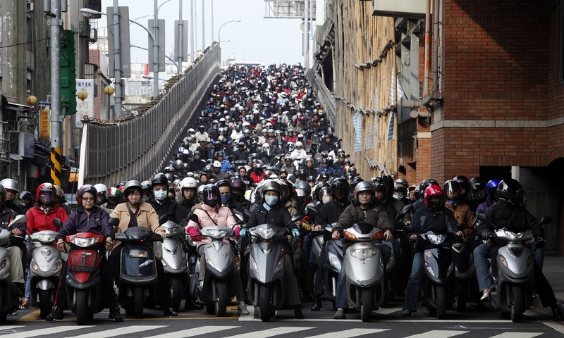 Tại Hà Nội hiện có gần 5 triệu xe máy, là một trong những nguyên nhân gây ô nhiễm môi trường 