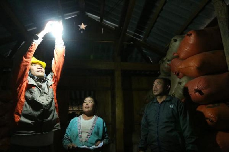 Điện lưới quốc gia đã bật sáng tại thôn bản vùng sâu huyện Mường Nhé 
