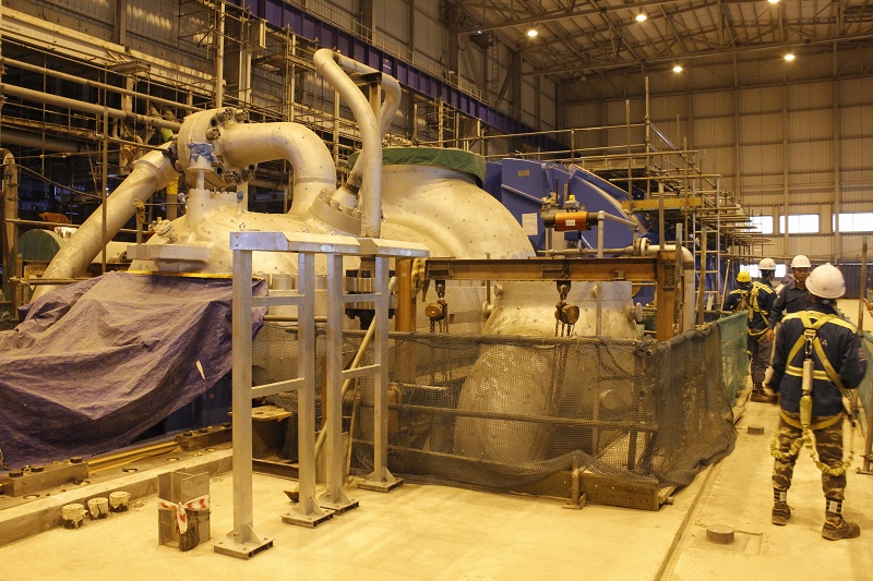 Công nhân lắp đặt tổ máy 1 Nhà máy nhiệt điện Sông Hậu 