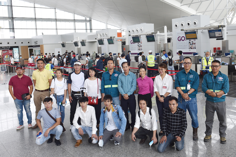 Đoàn tại sân bay Brunei trước khi lên đường 
