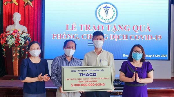 Ông Nguyễn Quang Bảo - Phó TGĐ phụ trách Sản xuất trao tặng thiết bị y tế hỗ trợ phòng chống dịch cho Tiến sĩ, bác sĩ Nguyễn Văn Văn - PGĐ Sở Y tế tỉnh Quảng Nam.