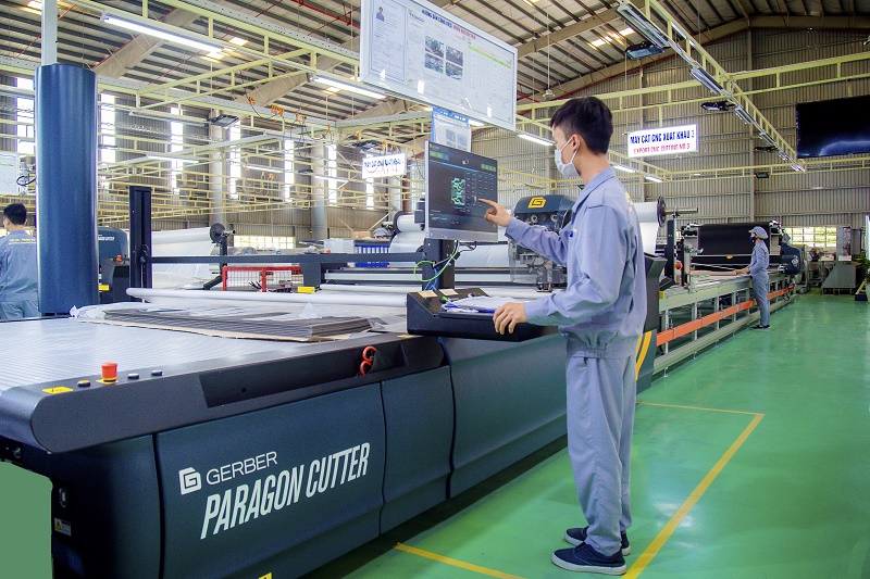 Công nhân điều khiển máy cắt vải CNC tại Nhà máy sản xuất ghế Thaco