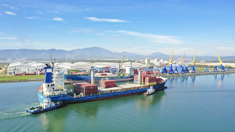 Tàu chở xe xuất khẩu từ cảng Chu Lai 
