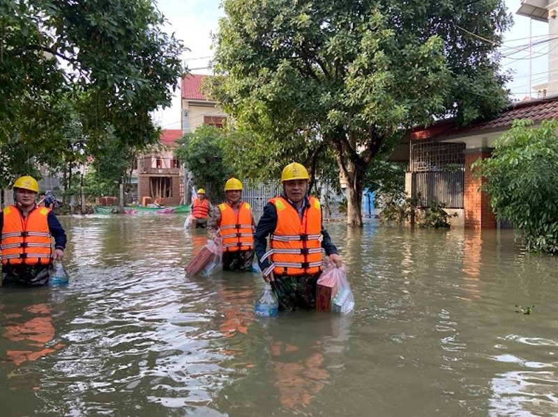 Tặng quà cho các hộ dân bị ngập lụt nhiều ngày 
